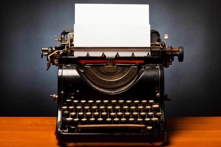 Typewriter-with-blank-sheet-of-paper r1